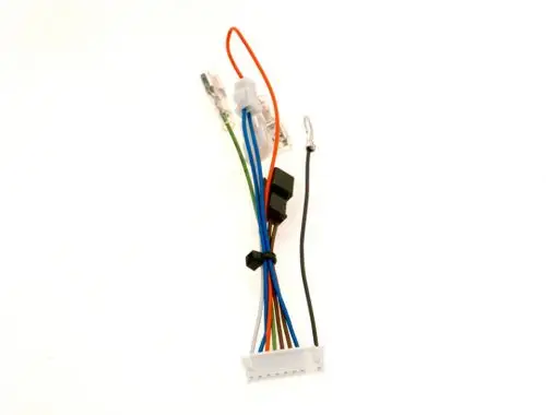 Kabelstrang mit mehreren Drähten in verschiedenen Farben, verbunden mit einem weißen Stecker. Produkt von Bosch.